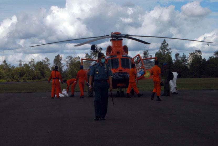 Enam jenazah korban Air Asia QZ 8501 diangkut menggunakan helikopter tiba di Lanud TNI AU Iskandar , Pangkalan Bun, Kotawaringin Barat, Kalimantan Tengah, Kamis (22/1). (Republika/Rusdy Nurdiansyah)