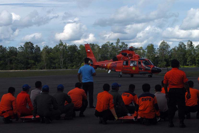 Enam jenazah korban Air Asia QZ 8501 dievakuasi menggunakan helikopter tiba di Lanud TNI AU Iskandar , Pangkalan Bun, Kotawaringin Barat, Kalimantan Tengah, Kamis (22/1). (Republika/Rusdy Nurdiansyah)