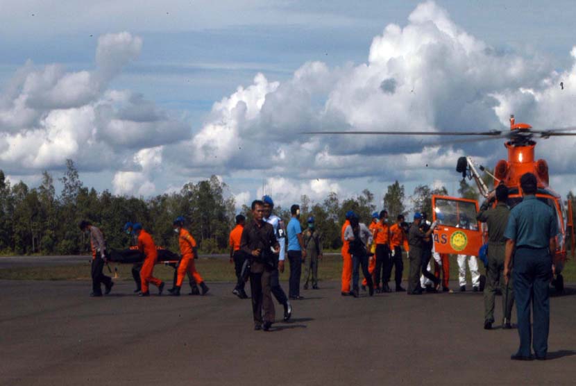 Enam mayat korban Air Asia QZ 8501 diangkut menggunakan helikopter tiba di Lanud TNI AU Iskandar , Pangkalan Bun, Kotawaringin Barat, Kalimantan Tengah, Kamis (22/1). (Republika/Rusdy Nurdiansyah)