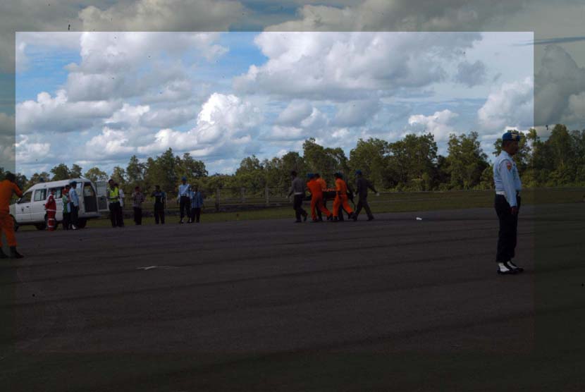 Enam jenazah korban Air Asia QZ 8501 diangkut menggunakan helikopter tiba di Lanud TNI AU Iskandar , Pangkalan Bun, Kotawaringin Barat, Kalimantan Tengah, Kamis (22/1). (Republika/Rusdy Nurdiansyah)