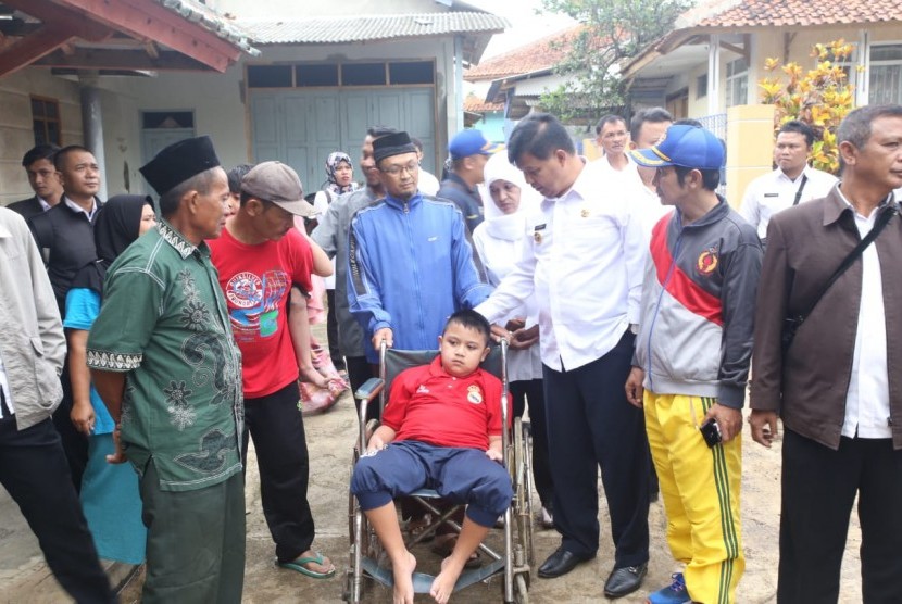 Enam orang warga RT 02 RW 02, Kampung Ciloa dan dua orang warga Kampung Paseban, Desa Ciloa, Kecamatan Saguling, Kabupaten Bandung Barat menderita penyakit 'lumpuh' yang belum terdeteksi penyakitnya oleh dokter sejak lama. Bupati Bandung Barat, Aa Umbara meninjau warganya yang menderita penyakit tersebut.