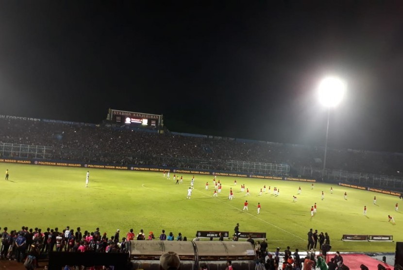 Enam pemain legendaris Arema FC dan Persebaya melawan 50 anak dari Akademik Arema FC di Stadion Kanjuruhan, Malang, Jumat malam (12/4). 