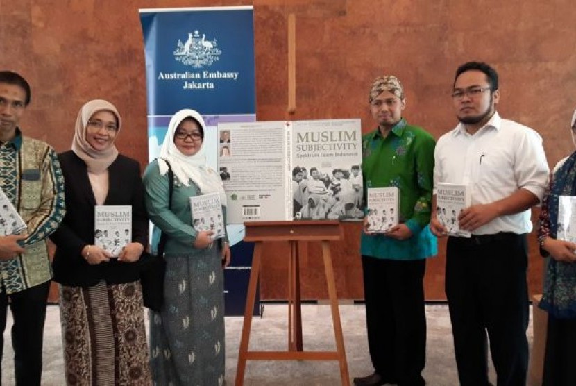 Enam peneliti Islam Indonesia (dari kiri): Muhammad Irfan Hasanuddin, Rofhani, Aisyah Arsad, Muhammad Muntahibun Nafis, Muhammad Rozali dan Siti Mahmudah.