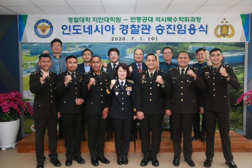 Enam perwira Polri yang naik pangkat bersama Presiden KNPU Lee Eun-jung dan para pengajar di Asan, Korea Selatan, 1 Juli. 