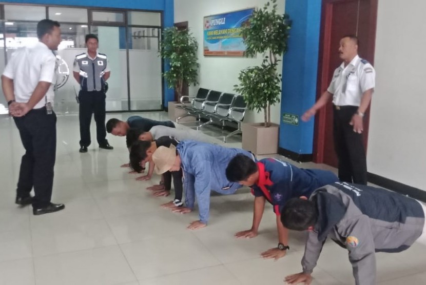 Enam remaja asal Kulon Progo mendapatkan sanksi berupa push up dari manajemen Terminal Tirtonadi Solo karena kedapatan berbuat usil di jembatan penghubung Stasiun Balapan dan Terminal Tirtonadi atau Skybridge, Senin (24/6). 