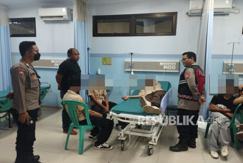 Enam remaja berseragam sekolah diamankan Polsek Kandanghaur jajaran Polres Indramayu. 