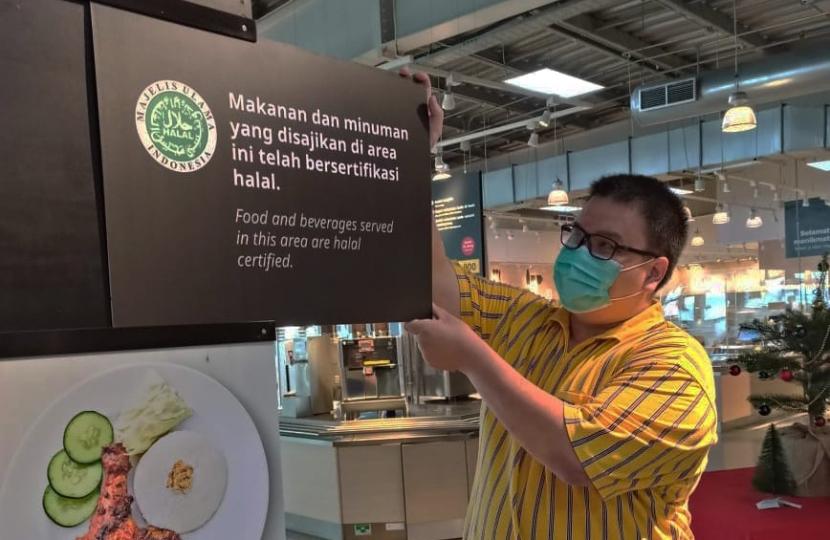 Enam tahun beroperasi di Indonesia, restoran dan kafe IKEA resmi memiliki sertifikat halal dari Majelis Ulama Indonesia (MUI).