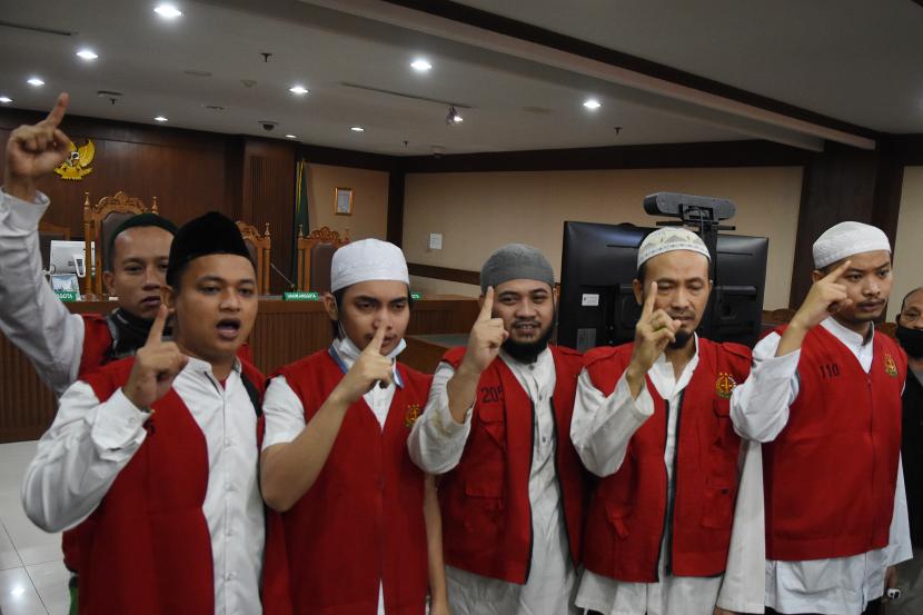 Enam terdakwa kasus penganiayaan terhadap pegiat media sosial yang juga dosen Universitas Indonesia (UI) Ade Armando yakni (dari kiri-kanan) Komar, Al Fikri Hidayatullah, Muhannad Bagja, Abdul Latif, Marcos Iswan, dan Dhia Ul Haq meneriakkan takbir usai menjalani sidang pembacaan putusan di Pengadilan Negeri Jakarta Pusat, Rabu (1/9/2022). Majelis hakim memvonis keenam terdakwa dengan hukuman delapan bulan penajra dalam kasus penganiayaan terhadap Ade Armando saat aksi demonstrasi mahasiswa menolak penundaan Pemilu di depan Gedung DPR pada 11 April 2022 lalu. 