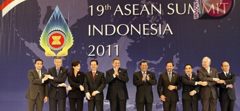 enandatanganan Bali Concord III dilakukan ke-10 pemimpin negara-negara ASEAN. KTT Ke-19 ASEAN Presiden RI Susilo Bambang Yudhoyono (keenam kanan) bersama (dari kanan-kiri) Presiden Myanmar Thein Sein, Perdana Menteri (PM) Malaysia Dato Sri Mhd Najib bin Tu