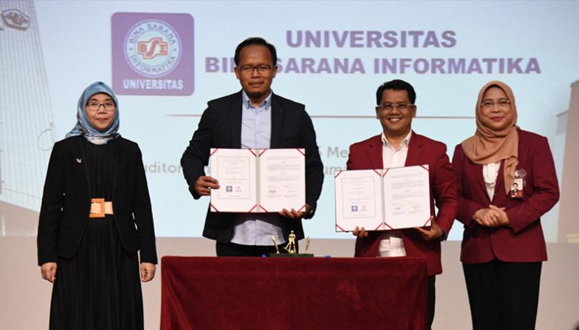 enandatanganan langsung dilakukan oleh Rektor Universitas BSI Dr Ir Mochamad Wahyudi dan Rektor Universitas Tarumanagara Prof Dr Ir Agustinus Purna Irawan serta dihadiri oleh wakil Rektor 1 Bidang Akademik Universitas BSI, Diah Puspitasari dan kepala bagian Pengembangan Dosen (Bangdos) Dahlia Sarkawi. 