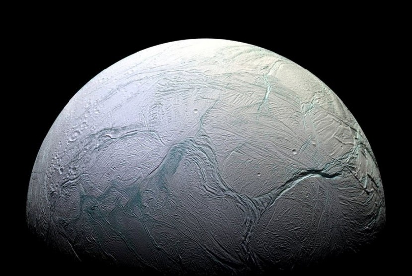 Enceladus, bulan Planet Saturnus ini memiliki garis-garis harimau yang membuat penasaran ilmuwan.
