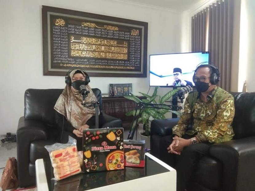 Endah Kurnianingsih, owner Donat Susu Muna saat ngobrol di acara podcast bersama Wakil Wali Kota Depok, Imam Budi Hartono, Jumat (3/9) 