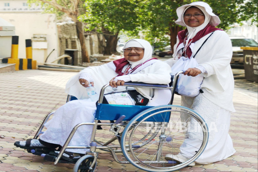 Endang Purnamasari menjadi pendamping ibunya Juwanah mat Suradi pergi berhaji. Keduanya sempat kesulitan mencari rombongan saat di Masjidil Haram, Ahad (11/5/2025). 