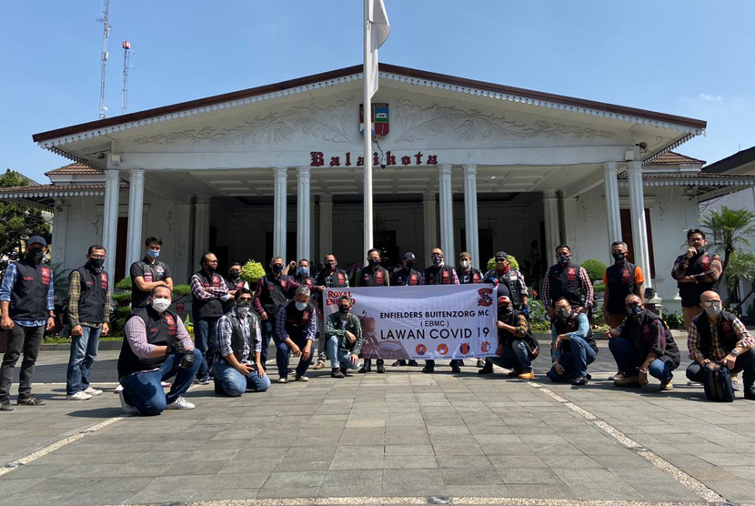 Enfielders Buitenzorg Motor Club (EBMC) menggalang dana untuk membantu warga yang terdampak Covid-19 di Kota Bogor.
