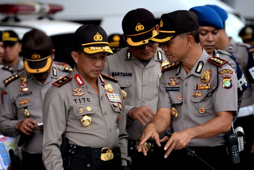 engamanan Piala Presiden. Kapolda Metro Irjen Tito Karnavian ( kiri) memimpin konsolidasi pengamanan jelang Final Piala Presiden di kawasan Gelora Bung Karno, Jakarta, Sabtu (17/10). 
