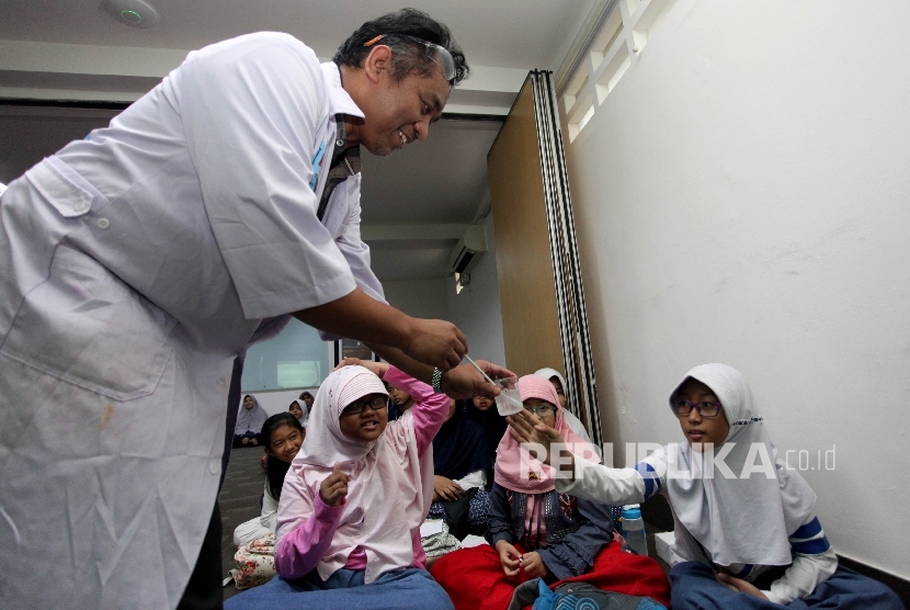 enggagas Rumah Sains Indonesia Agustino Zulys memberikan materi dasar kimia kepada siswa peserta dalam Republika Fun Science di Kantor Republika, Jakarta, Sabtu (13/5). 