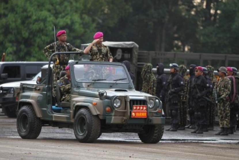 engiran Muda Haji Al Muhtadee Billah (kanan) memeriksa pasukan ketika acara Pengangkatan warga Kehormatan Korps Marinir di lapangan Hartono Kesatrian Marinir Cilandak, Jakarta, Senin (5/5). Paduka Seri Pengiran Muda Mahkota Jeneral Pengiran Muda Haji Al Mu