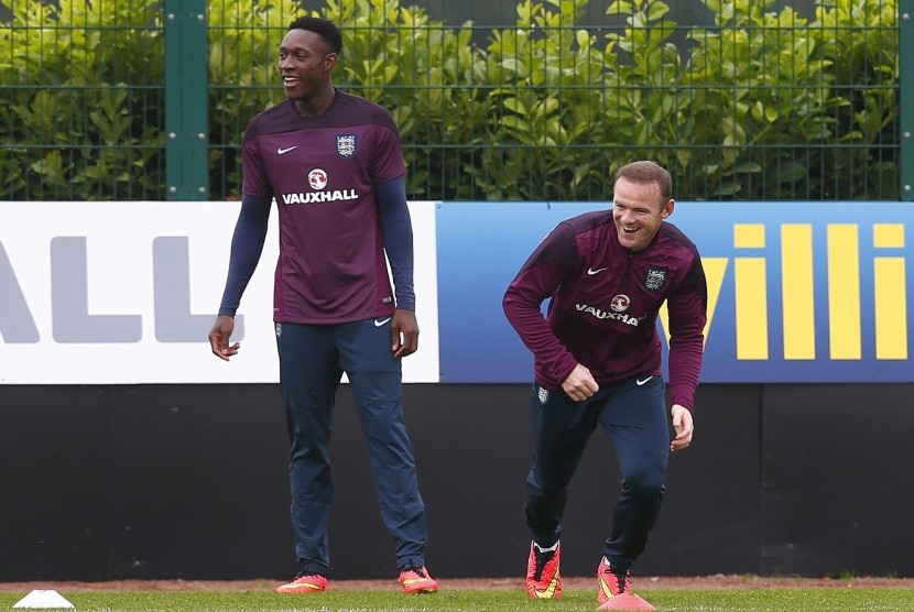 England players Danny Welbeck (L) and Wayne Rooney smile during a training session at Arsenal's training facility in London Colney, north of London, September 1, 2014. England will play Norway in a friendly soccer match in London on Wednesday.