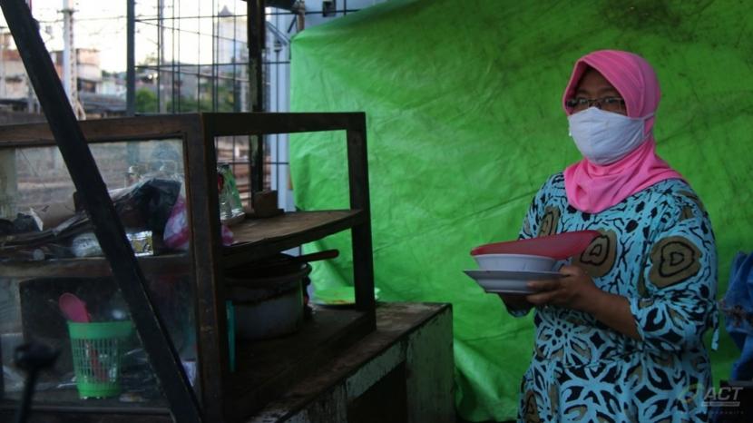 Eni Yuniarti (50), warga Kampung Muka, Kelurahan Ancol, Kecamatan Pademangan, Jakarta Utara. Ibu paruh baya itu menjadi tulang punggung keluarga. Ia berjualan nasi goreng di sisi rel KRL dekat Stasiun Kota.