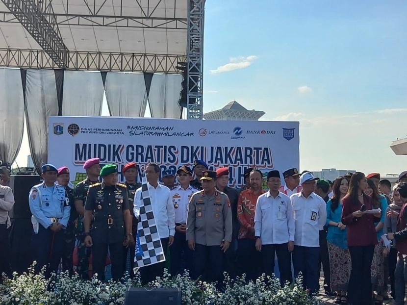 enjabat (Pj) Gubernur DKI Jakarta, Heru Budi Hartono melepas keberangkatan 284 bus mudik gratis di Lapangan Monas, Jakarta Pusat pada Senin (17/4/2023). 