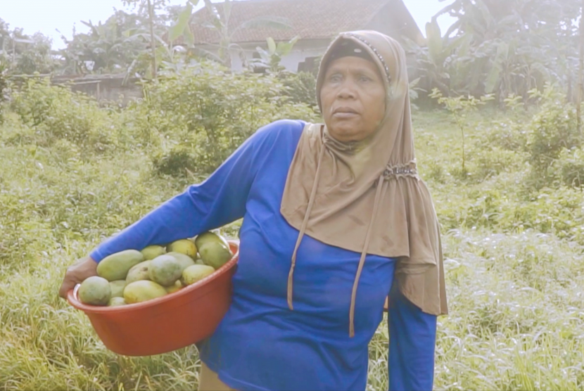 Eno mendapat pinjaman dana usaha dari Amartha.