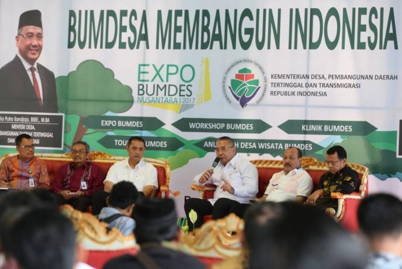 enteri Desa, Pembangunan Daerah Tertinggal dan Transmigrasi (Mendes PDTT) Eko Sandjojo saat pembukaan Expo BUMDes Nusantara di Lapangan Wirabraja, Bukittinggi (14/5).