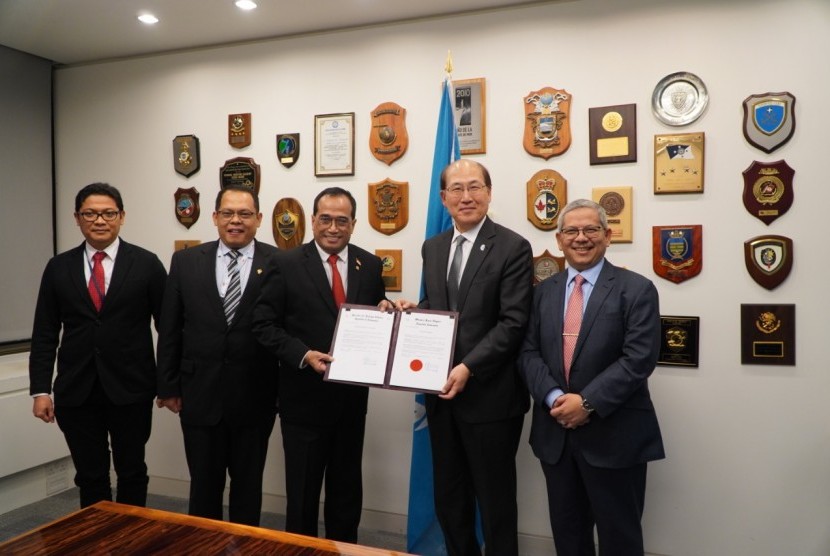 Menteri Perhubungan  Budi Karya Sumadi (paling tengah) berkesempatan menemui Sekretaris Jenderal IMO, Kitack Lim (kedua kanan) di ruang kerjanya, Rabu (27/11).