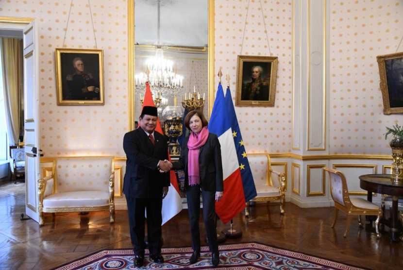 enteri Pertahanan RI, Prabowo Subianto, melakukan pertemuan bilateral dengan Menteri Pertahanan Prancis, Florence Parly, di Kantor  Kementerian Pertahan Prancis di Paris, Senin (13/1).