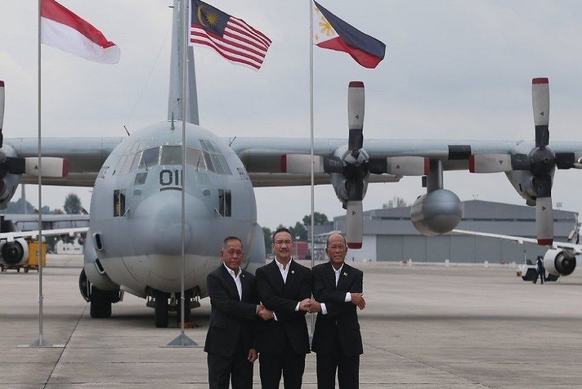 enteri Pertahanan Ryamizard Ryacudu menghadiri peluncuran Patroli Udara Tiga Negara, yang digelar di Pangkalan Udara Subang, Malaysia, Kamis (12/10)