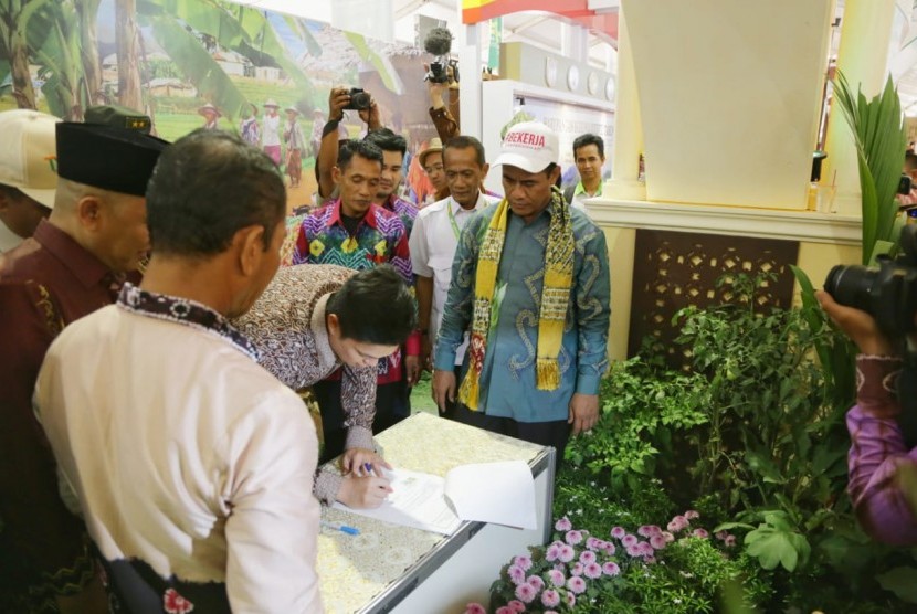 enteri Pertanian (Mentan) Andi Amran Sulaiman menghadiri puncak peringatan Hari Pangan Sedunian (HPS) ke-38 di Banjarbaru, Kalimantan Selatan, Kamis (18/10)