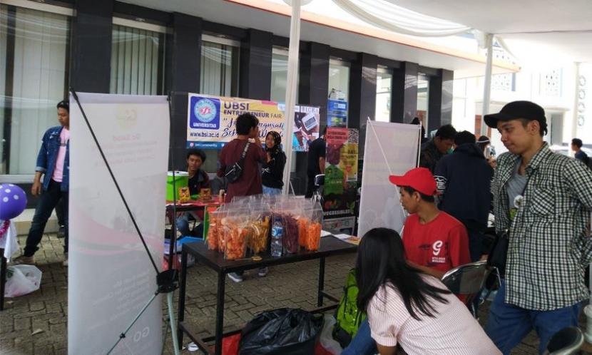 Entrepreneur Fair (EF) merupakan sebuah event yang diselenggarakan oleh BSI Entrepreneur Center (BEC) untuk mahasiswa/i Kampus Digital Kreatif Universitas BSI (Bina Sarana Informatika). 