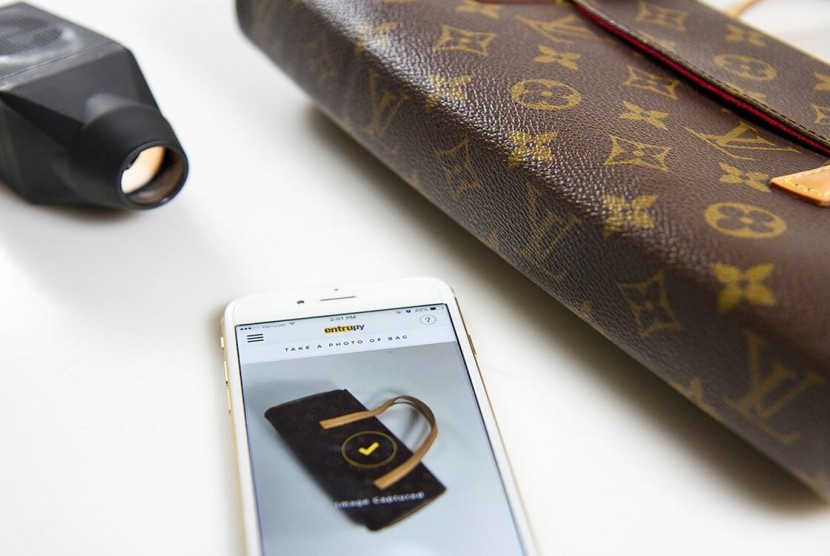 Entrupy, perusahaan rintisan berbasis New York, AS, menciptakan pemindai portabel yang bisa memeriksa keaslian desain sebuah tas.