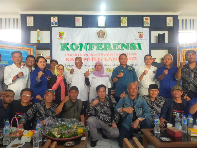 Enung D Susana (tengah) terpilih menjadi Ketua Persatuan Wartawan Indonesia (PWI) Kabupaten Bandung pada Konferensi PWI Kabupaten Bandung yang diselenggarakan di Sekretariat PWI Kabupaten Bandung, Selasa (14/11/2023).