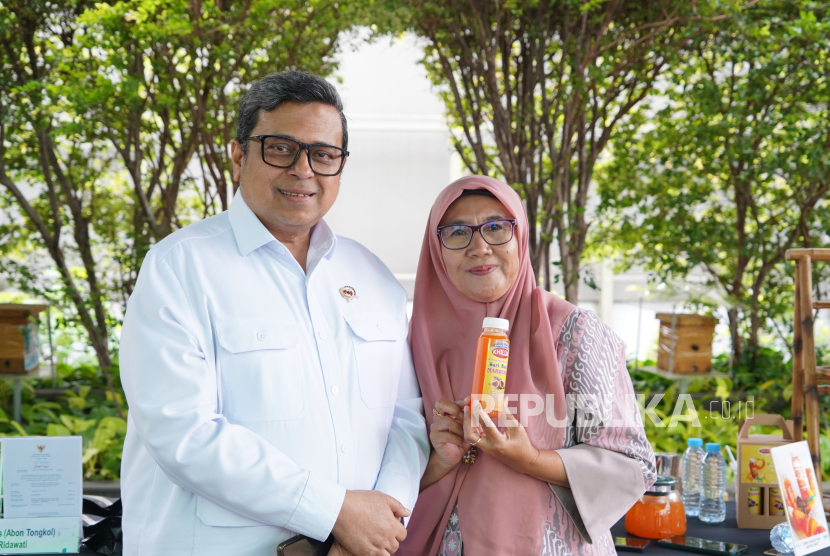 Enung Ukanah, seorang pengusaha sirup markisa asal Garut berpose bersama Kepala Badan Penyelenggara Jaminan Produk Halal (BPJPH) Ahmad Haikal Hassan di Menara PNM, Kamis (30/1/2025).