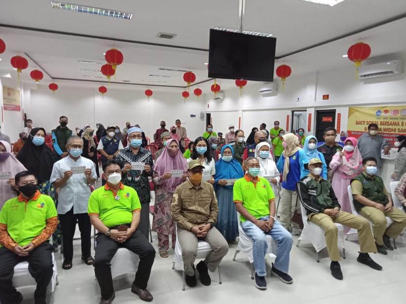 enyaluran bantuan untuk 34 panti sosial dari perkumpulan Tionghoa Kota Sukabumi Selasa (11/5) lalu