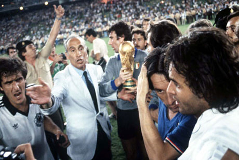 Enzo Bearzot (tengah) merayakan kemenangan Italia 3-1 atas Jerman Barat di final Piala Dunia 1982.