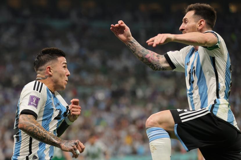 Enzo Fernandez (kiri) dari Argentina merayakan dengan rekan setimnya Lionel Messi setelah mencetak gol kedua. Argentina menang 2-0 atas Meksiko pada pertandingan sepak bola Grup C Piala Dunia 2022 di Stadion Lusail di Lusail, Qatar, 26 November 2022. 