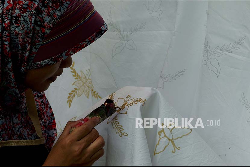 Membuat batik (ilustrasi)