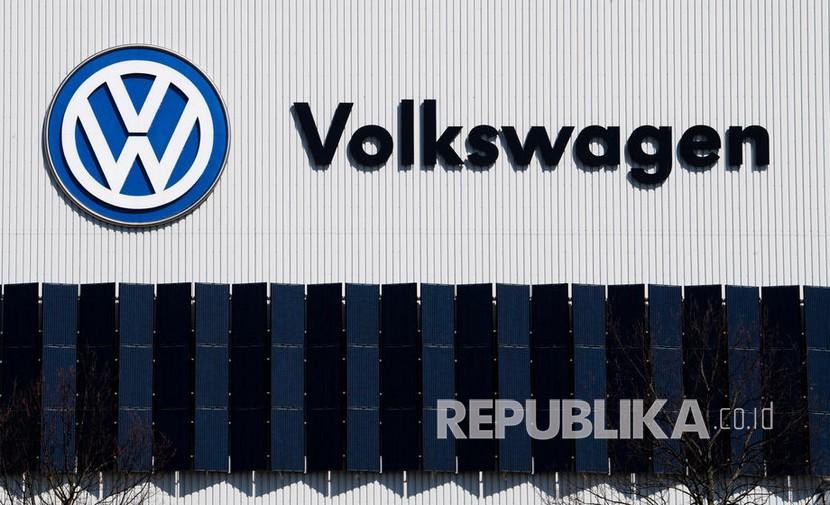  Logo Volkswagen (VW). Produsen kendaraan asal Jerman ini telah menandatangani perjanjian penyelesaian atas pelanggaran terhadap mantan karyawannya selama kediktatoran Brasil pada Rabu (23/9).
