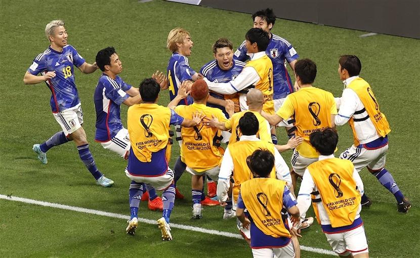 Selebrasi pemain Jepang setelah Ritsu Doan mencetak gol yang menyamakan kedudukan 1-1 dalam pertandingan Grup E Piala Dunia 2022 di Khalifa International Stadium, Doha, Qatar (23 /11/2022).