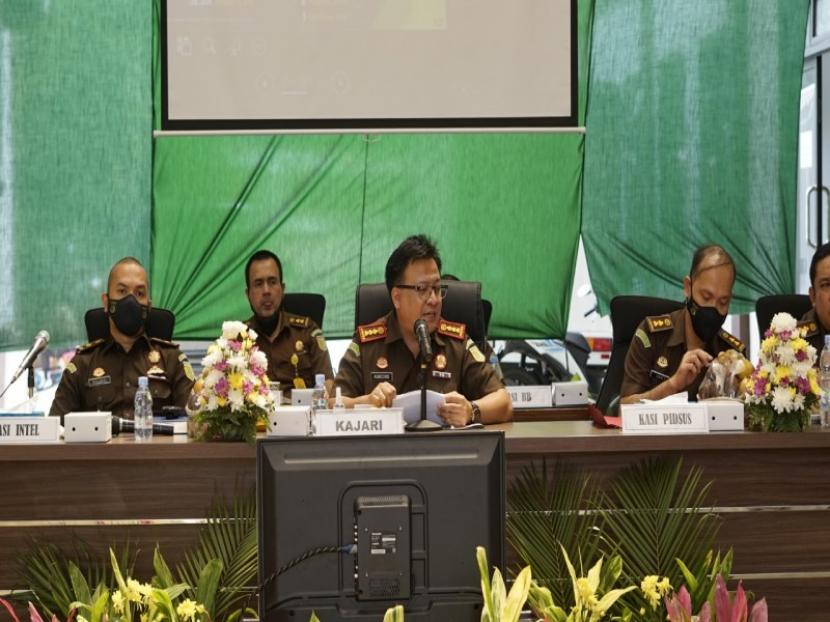 epala Kejari Kota Depok, Sri Kuncoro saat konferensi di kantornya, Selasa (12/1).