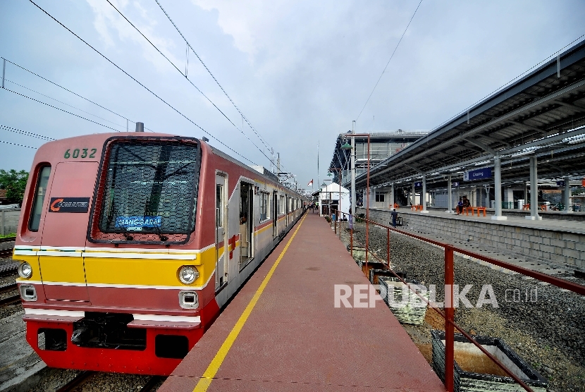ereta KRL Commuter Line tujuan Bekasi-Cikarang berhenti di Stasiun Cikarang, Jawa Barat, (ilustrasi).
