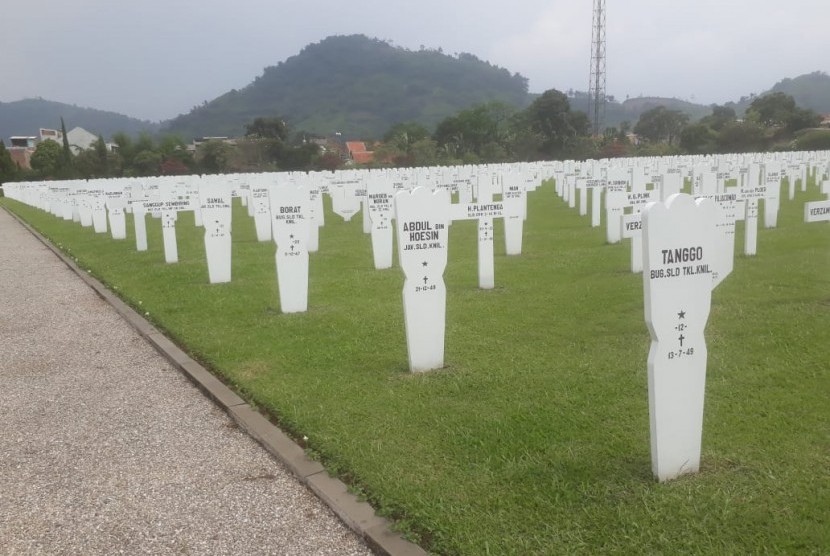 Erevald Leuwigajah, makam kehormatan Belanda yang berada di jalan Kerkof, Leuwigajah, Kota Cimahi, Senin (1/4). Terdapat ribuan orang Belanda dan warga Indonesia yang dibunuh saat kependudukan Jepang dimakamkan disana.