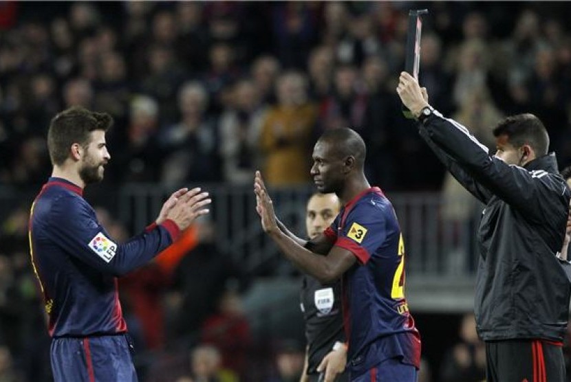 Eric Abidal (kanan), pemain Barcelona, tampil menggantikan bek Gerard Pique saat menghadapi Real Mallorca di laga La Liga Spanyol di Camp Nou, Barcelona, Sabtu (6/4). 