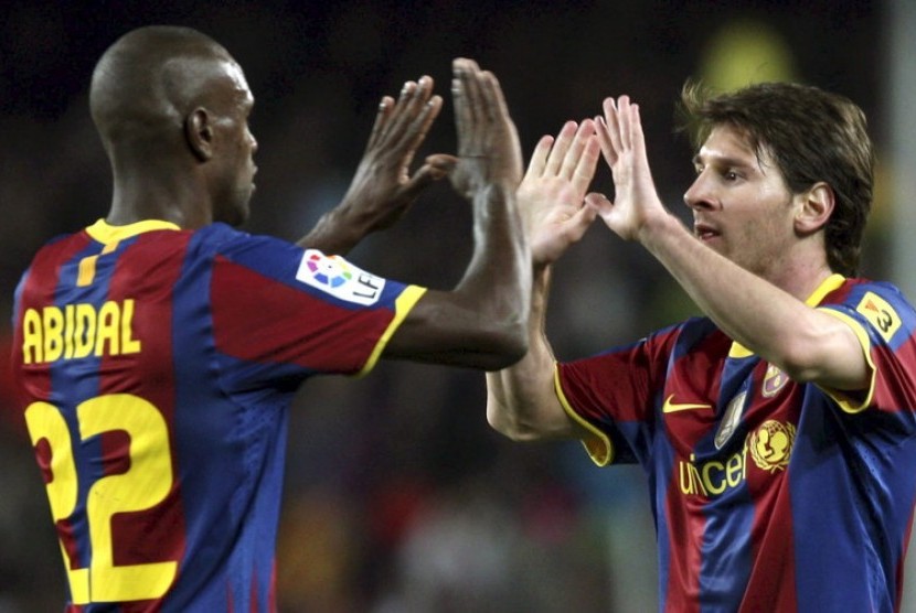 Eric Abidal (kiri) saat masih bermain bersama Lionel Messi.