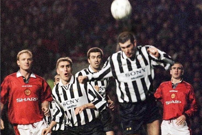 Eric Cantona (kanan) pada laga Liga Champions melawan Juventus pada 1997.