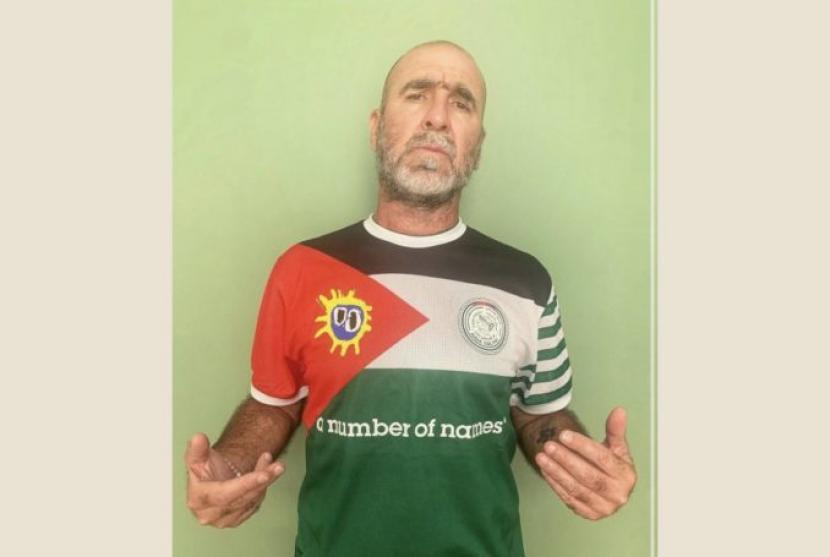 Eric Cantona mengekspresikan dukungannya buat rakyat Palestina dengan menggunakan kaos bertuliskan 