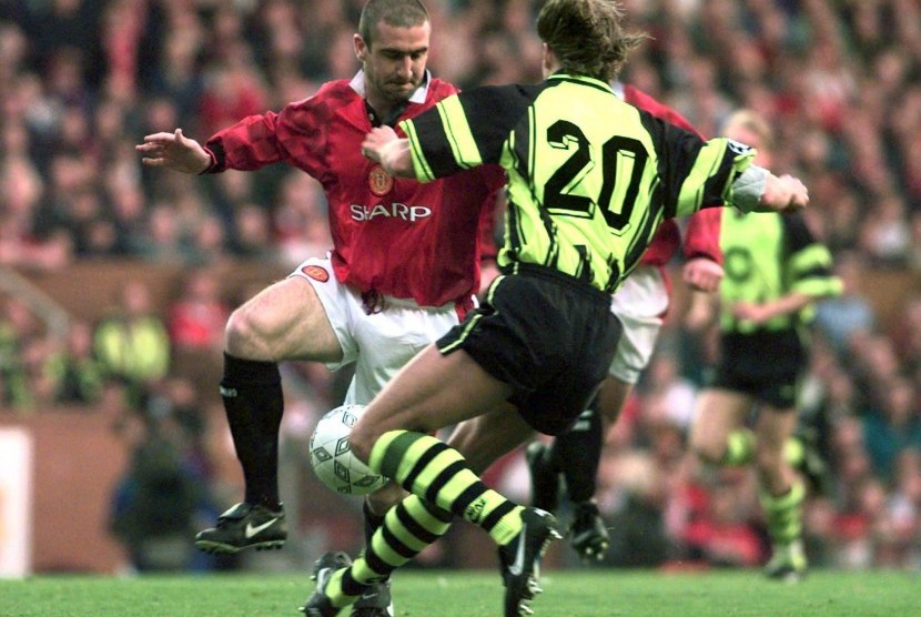 Eric Cantona pada sebuah laga Liga Champions lawan Borussia Dortmund pada 1997.