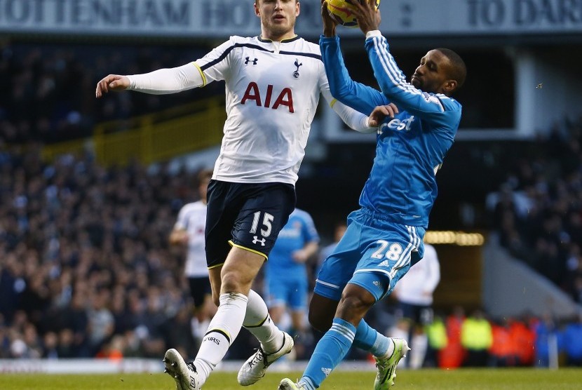 Eric Dier (L) of Tottenham Hotspur watches Jermaine Defoe of Sunderland catch the ball after being ruled offside during their English Premier League soccer match at White Hart Lane, London, January 17, 2015. 