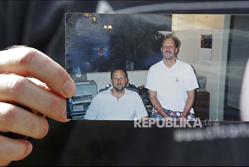 Eric Paddock menunjukan foto dirinya (kiri) dan kakak laki-lakinya, Stephen Paddock, (kanan) pelaku penembakan massal di Las Vegas, Nevada AS, Selasa (3/10).
